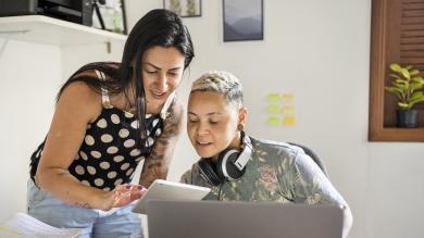 
		Zwei Frauen schauen sich an, vor ihnen ein laptop
	