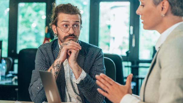 
		Mitarbeiter ist im Gespräch mit seiner Führungskraft wegen Schulden
	