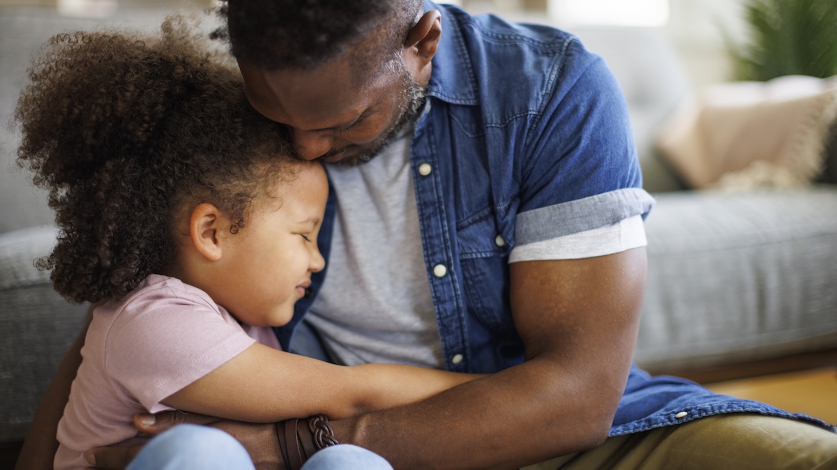 Vater hält seine kleine Tochter fest im Arm